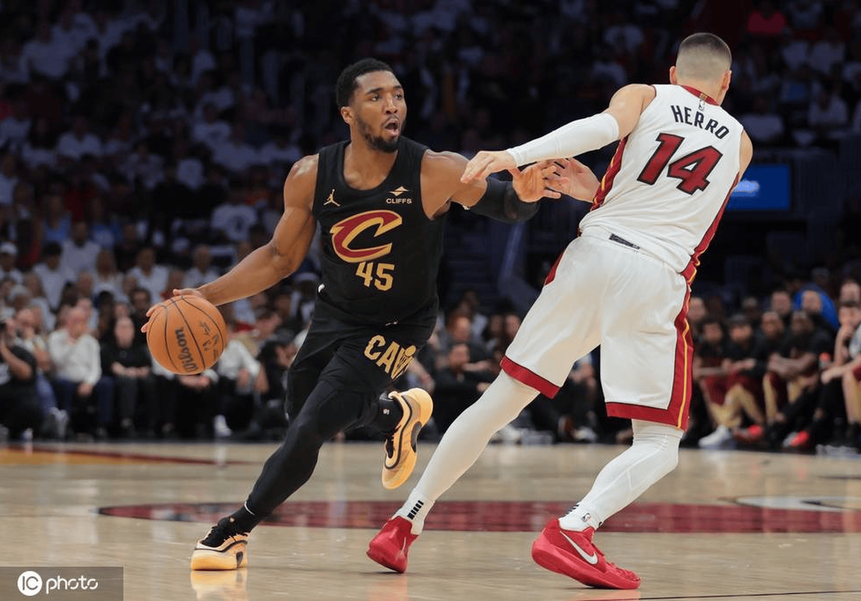 南韩男篮鏖战凯尔特人B队，米切尔高光表现的简单介绍