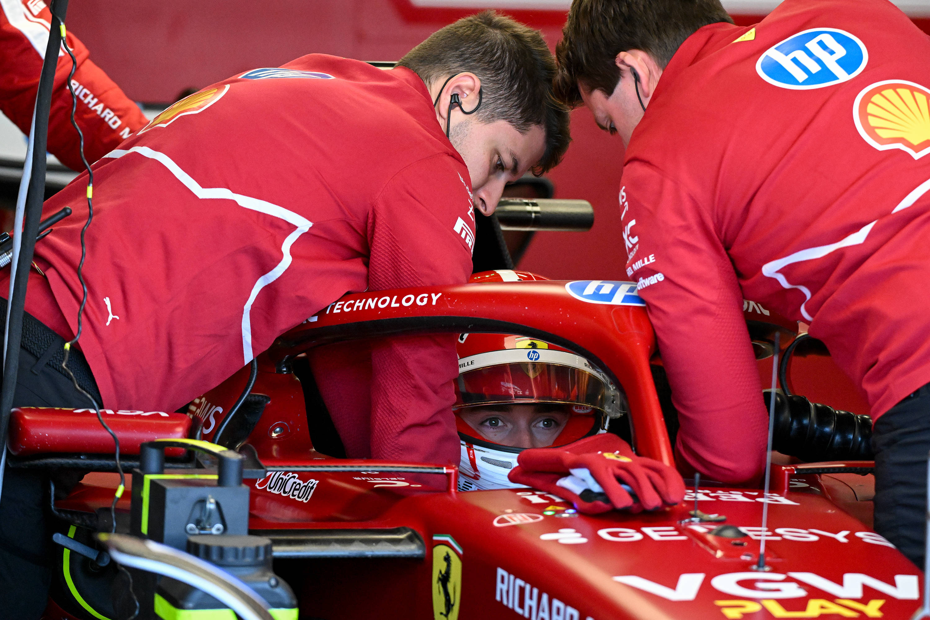 梅赛德斯险胜阿斯顿马丁，勒克莱尔高光表现