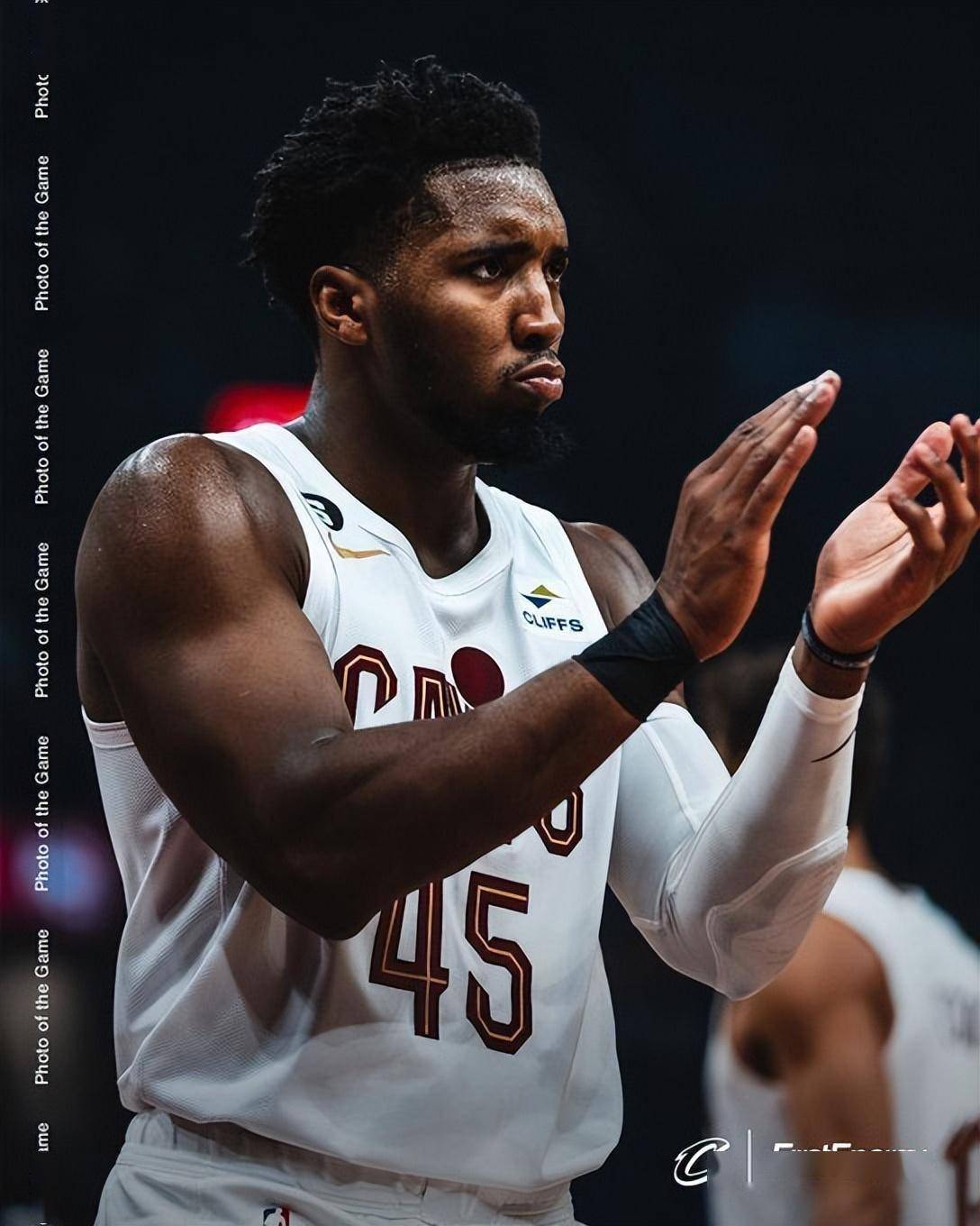 广州队完胜深圳队，米切尔惊艳四座